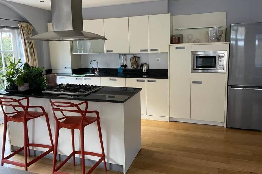 Beautiful2 bedroom period Debeauvoir Home