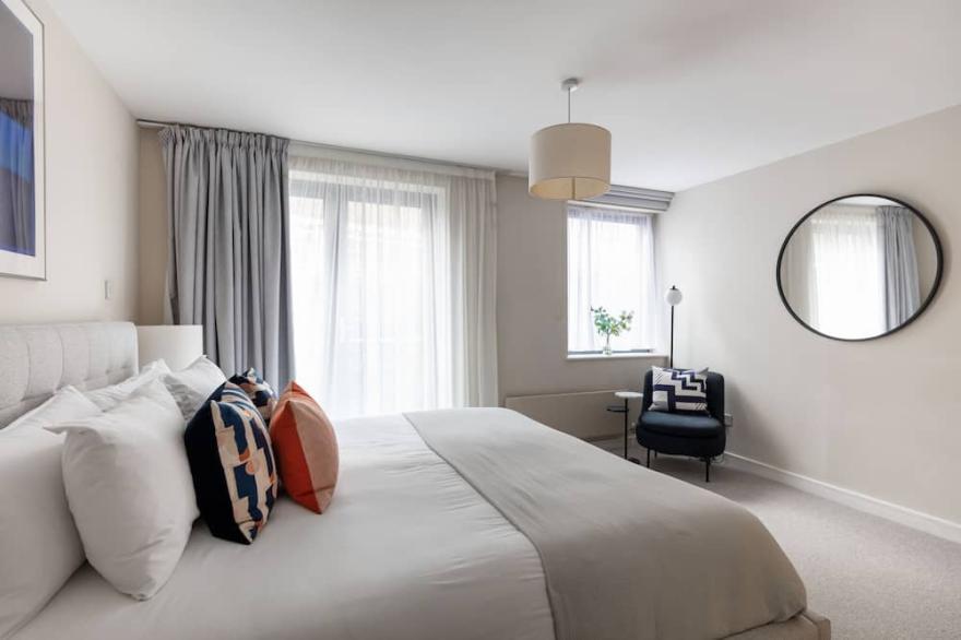 Stylish & Modern Oxford Street Flat | 2BR 2BA