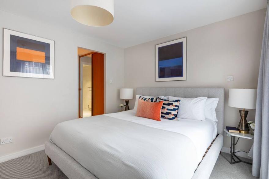 Stylish & Modern Oxford Street Flat | 2BR 2BA