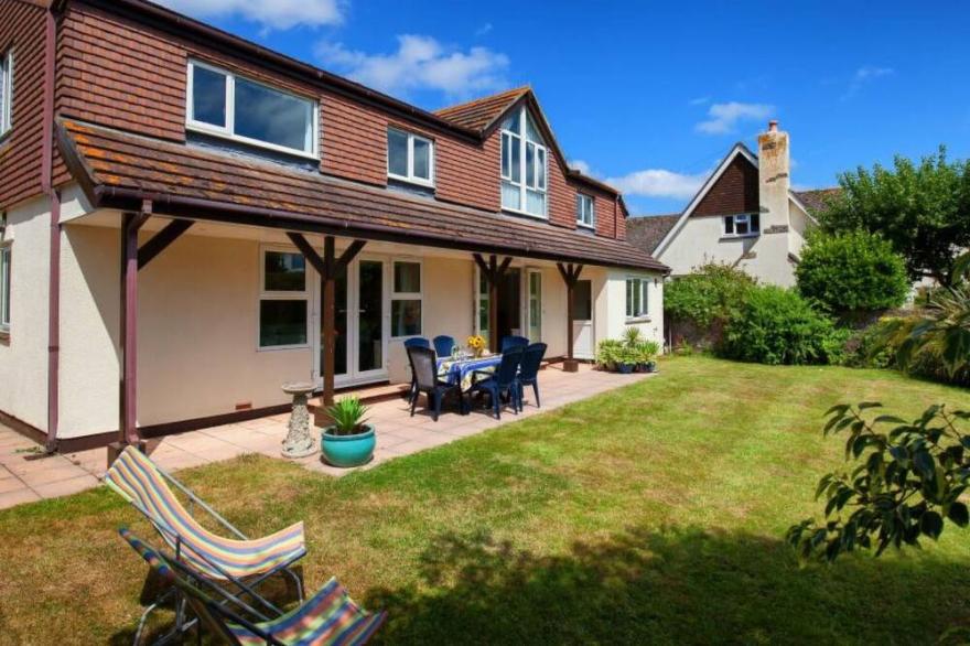 Wonderful private villa for 8 guests with WIFI, TV, patio and parking