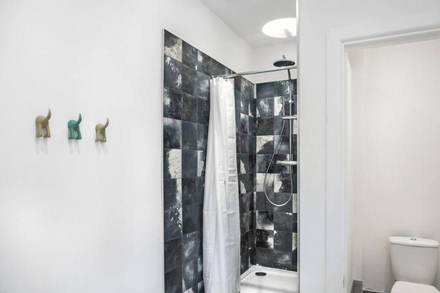 This large, comfortable six-bedroom house with a Sea view, is just moments from the beach and is the