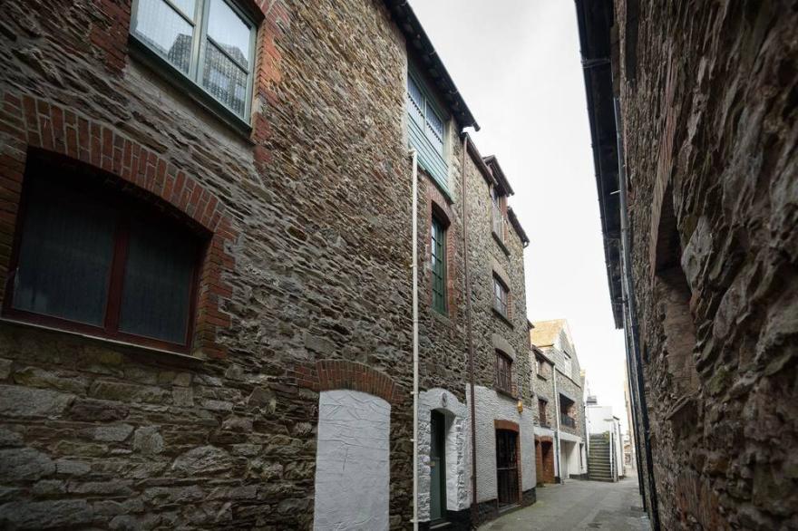 Modern apartment in the heart of Looe town