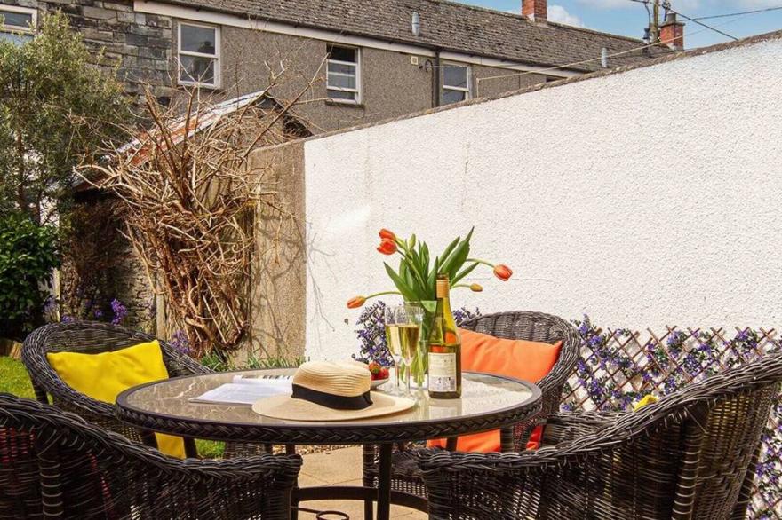 1 Marine Terrace, sleeps 4 in Wadebridge