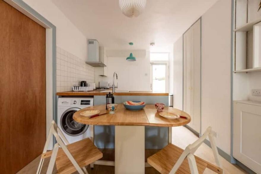 Gorgeous Self-contained Studio With Kitchen
