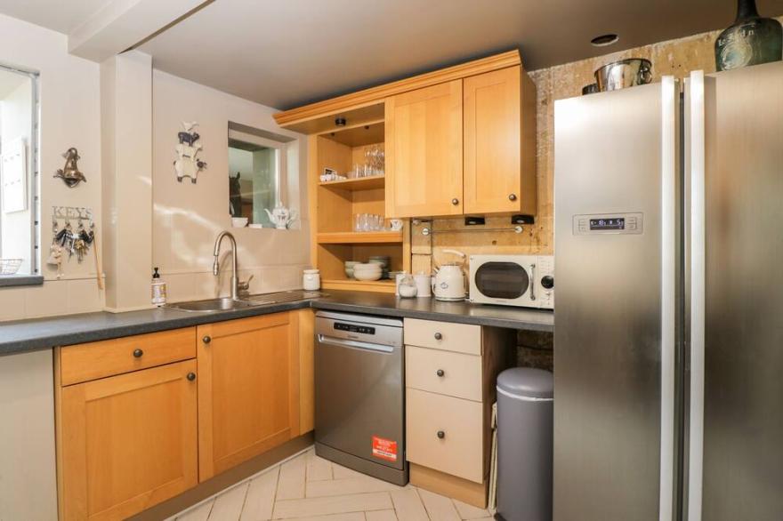 YARN COTTAGE, pet friendly, luxury holiday cottage in Broadway