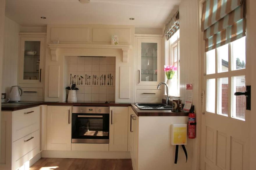 Chorister's Cottage, quiet location in Mevagissey, sleeps 6, garden & parking,