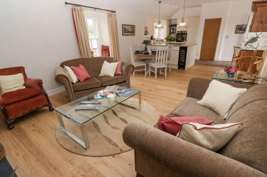 GILLY SKYBER, pet friendly, with a garden in Mawgan