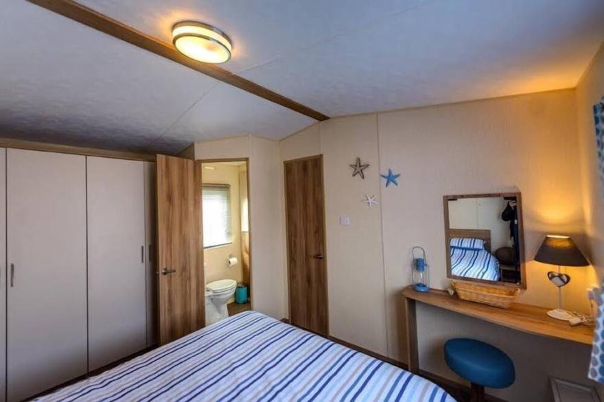 MP631 - Camber Sands - Sleeps 6 - 2 bed + 2 bathroom - gated decking
