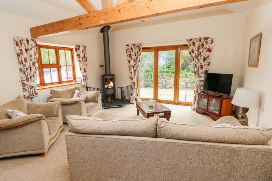 HOLLY COTTAGE, family friendly, country holiday cottage in Bridgend