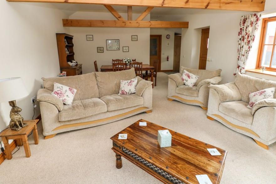 HOLLY COTTAGE, family friendly, country holiday cottage in Bridgend