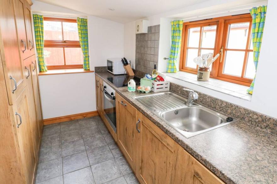 HOLLY COTTAGE, family friendly, country holiday cottage in Bridgend