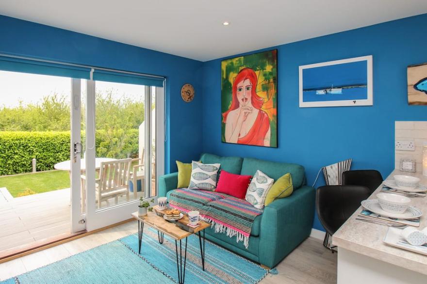 BLUE WATERS, romantic, with a garden in Weymouth