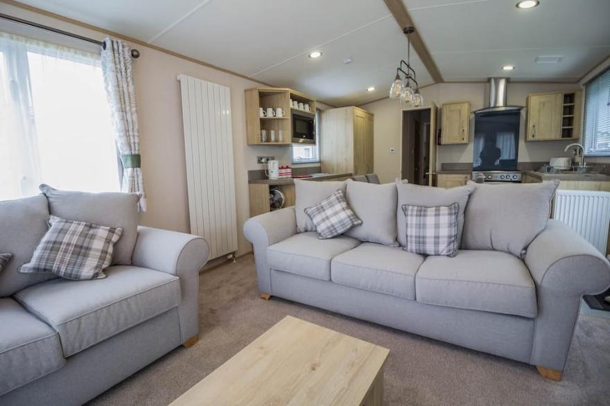 Beautiful 6 berth caravan with decking at Southview Holiday Park ref 33024O
