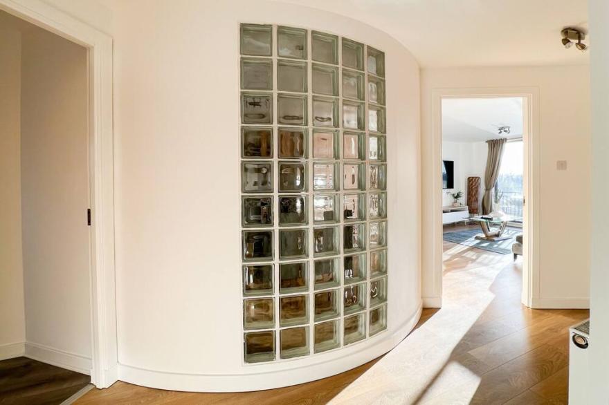 Stunning River View City Centre Apartment