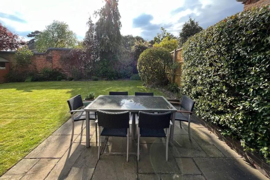 Beautiful 4BD House with Large Garden - Kingston