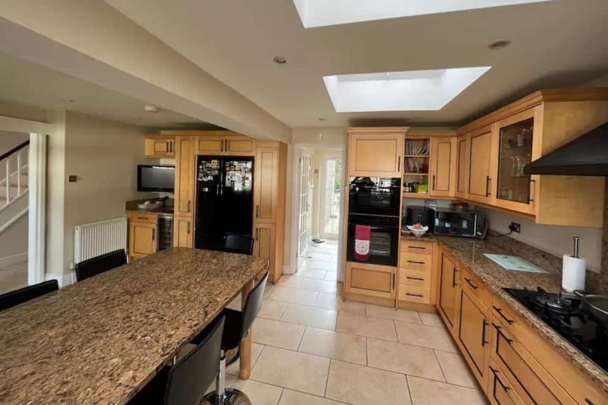 Beautiful 4BD House with Large Garden - Kingston