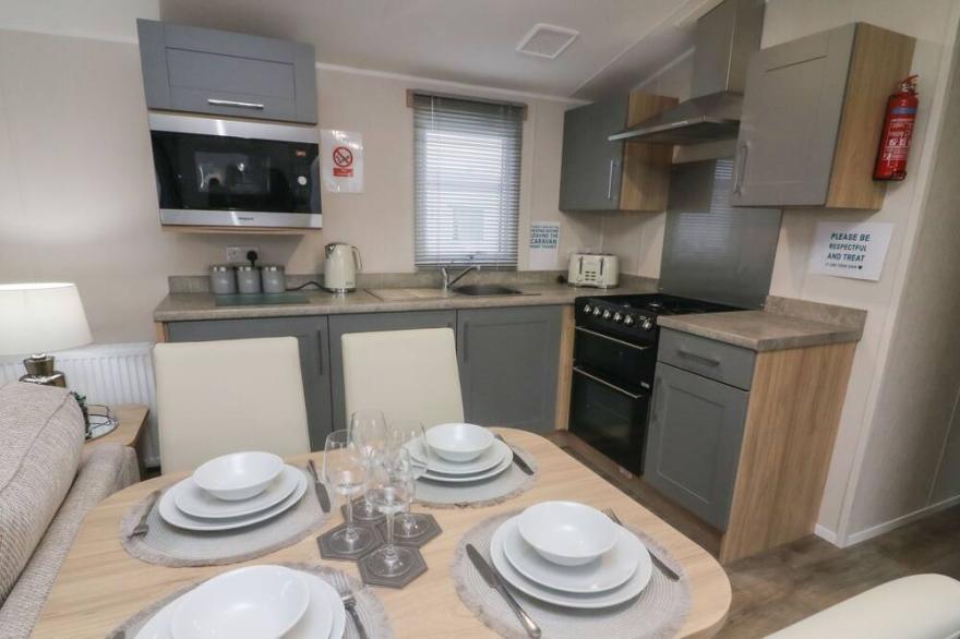 OLIVIA'S RETREAT, pet friendly, country holiday cottage in Heysham