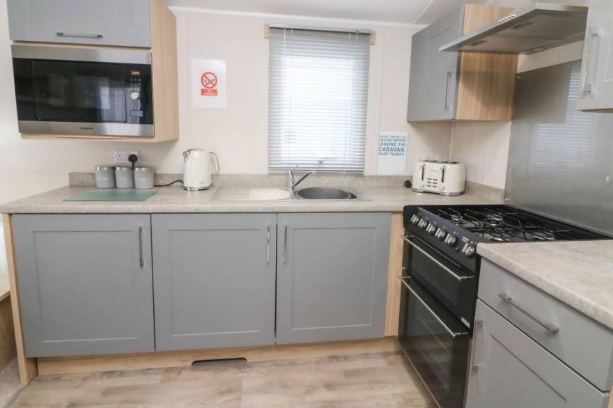 OLIVIA'S RETREAT, pet friendly, country holiday cottage in Heysham