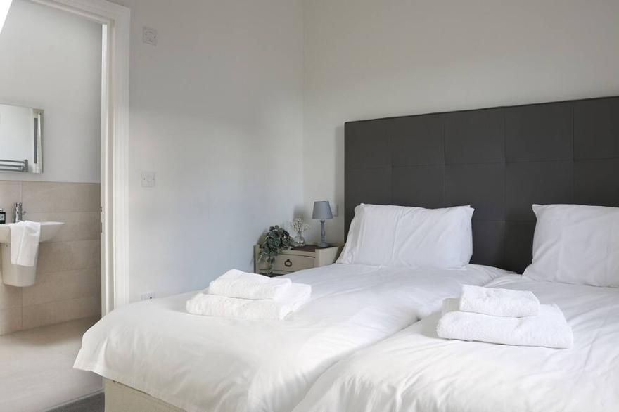 YEW COTTAGE, pet friendly, character holiday cottage in Warenford