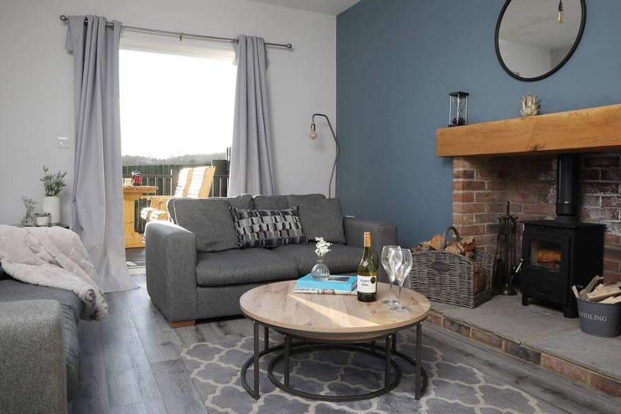 YEW COTTAGE, pet friendly, character holiday cottage in Warenford