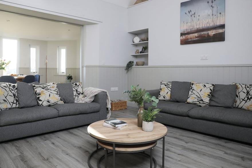 ASH COTTAGE, pet friendly, with hot tub in Warenford