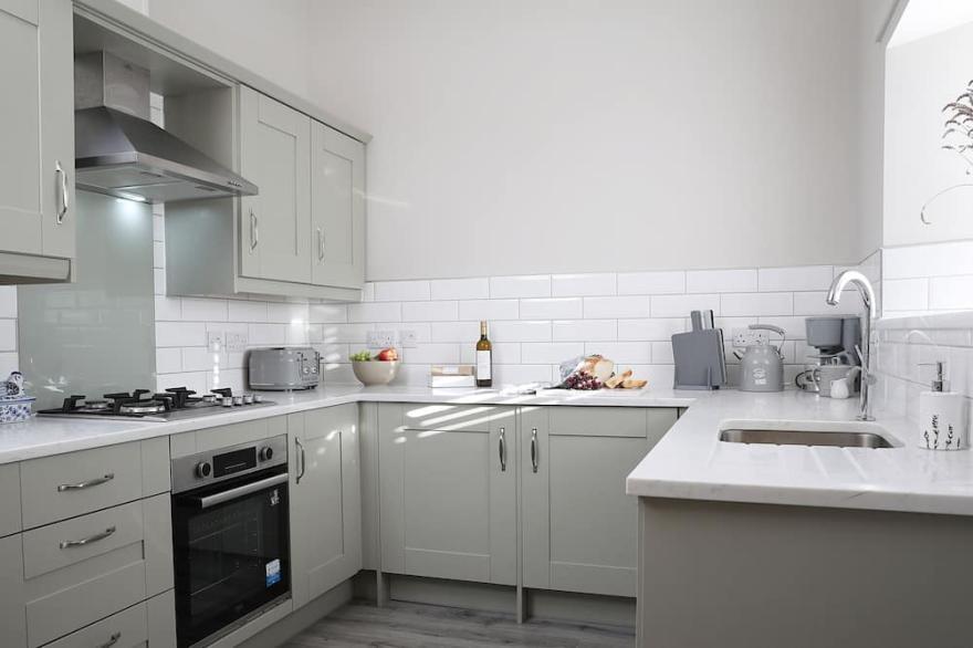 ASH COTTAGE, pet friendly, with hot tub in Warenford