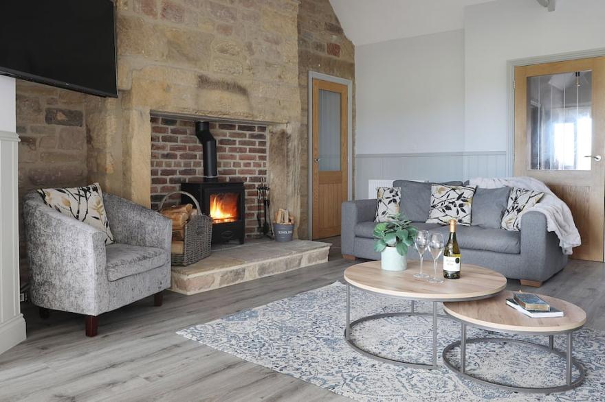 ELM COTTAGE, pet friendly, with hot tub in Warenford