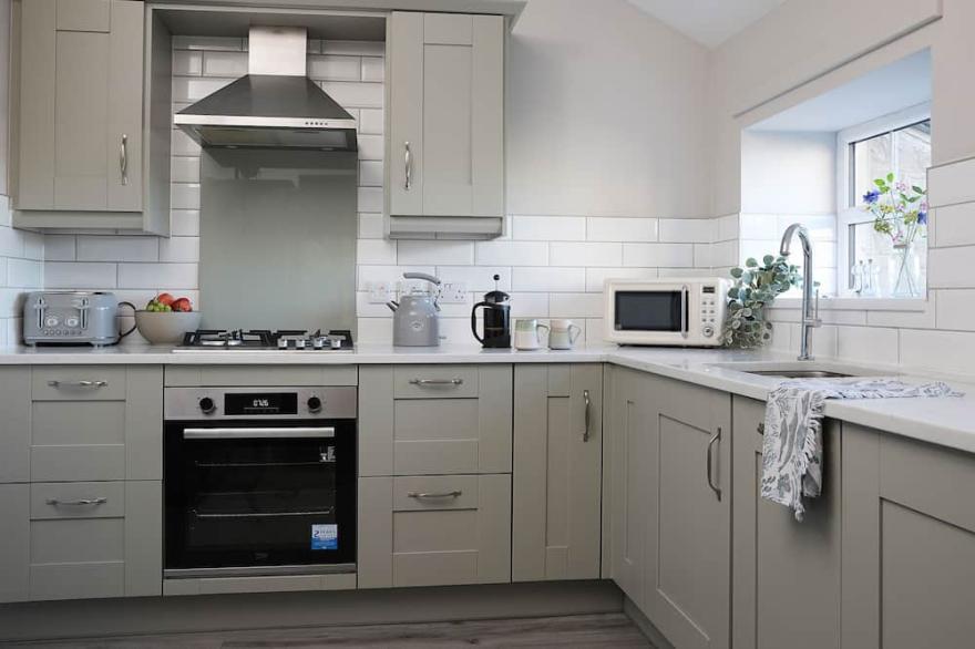 ELM COTTAGE, pet friendly, with hot tub in Warenford