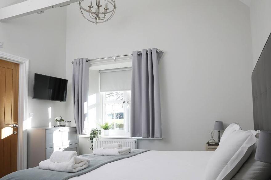 ELM COTTAGE, pet friendly, with hot tub in Warenford