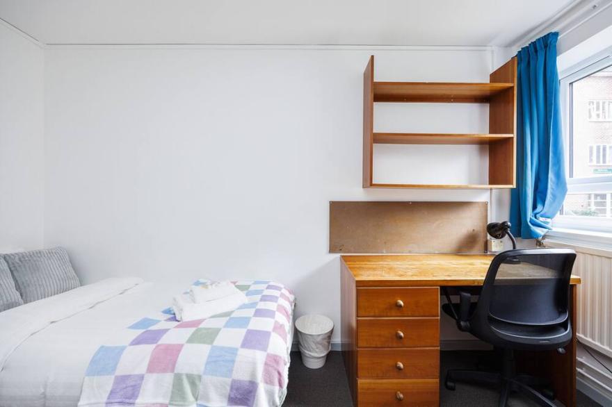 Charming Room Near Highfields Park