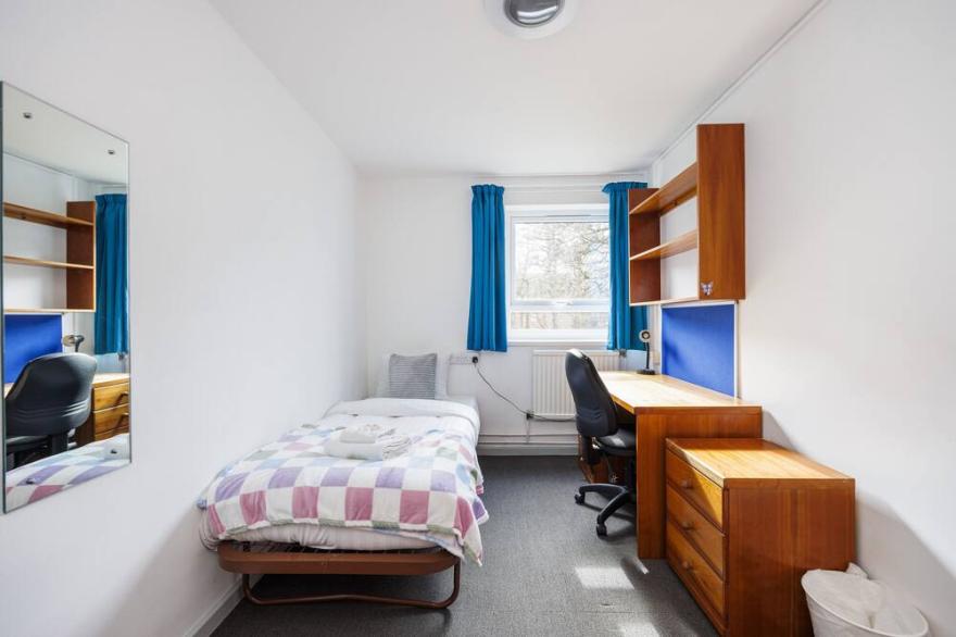 Charming Room Near Highfields Park
