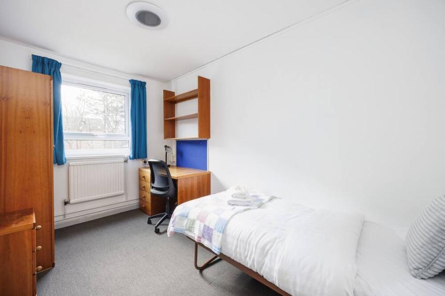 Charming Room Near Highfields Park