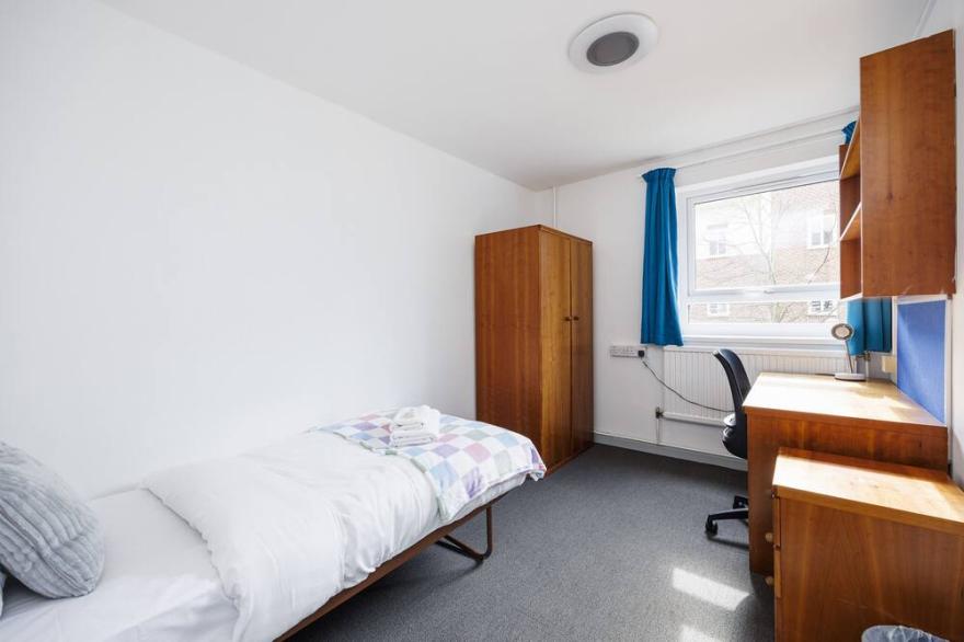Charming Room Near Highfields Park