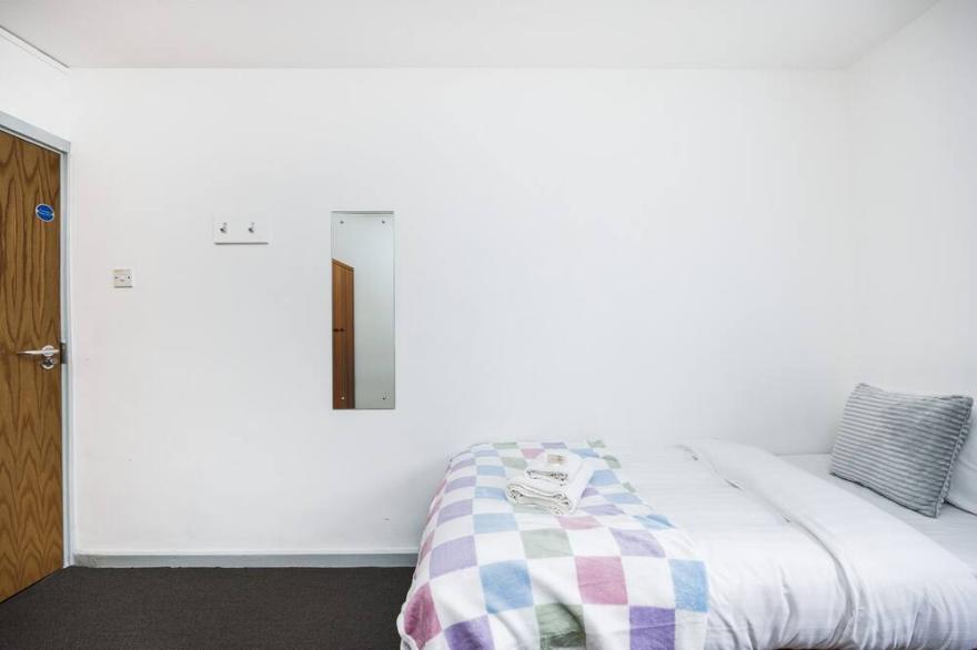 Charming Room Near Highfields Park