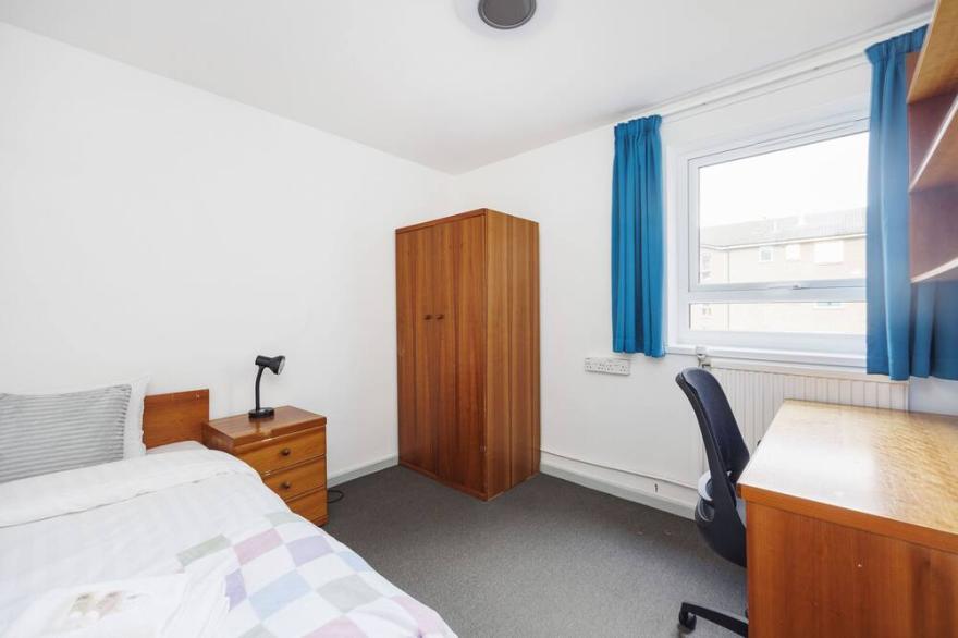 Charming Room Near Highfields Park