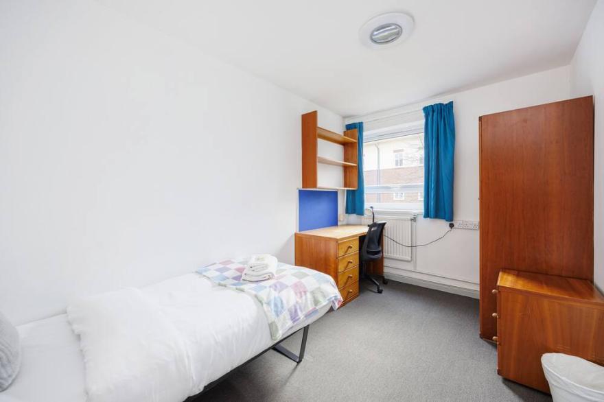 Charming Room Near Highfields Park