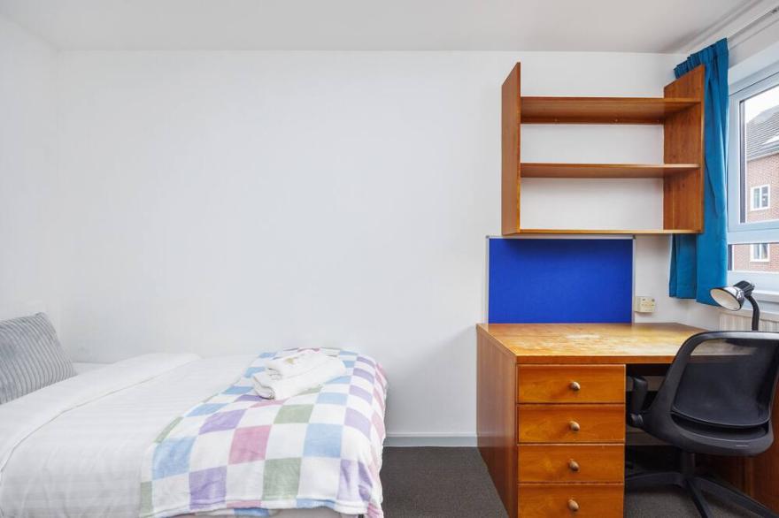 Charming Room Near Highfields Park