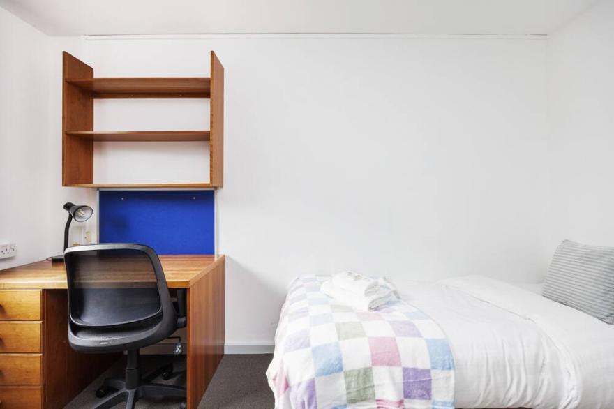 Charming Room Near Highfields Park