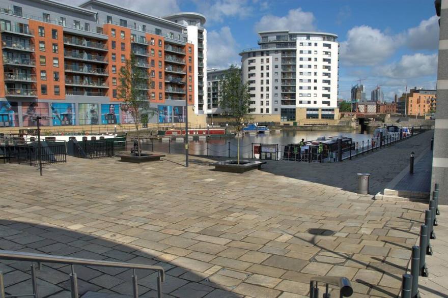 1 bedroom apartment with amazing Leeds dock view.