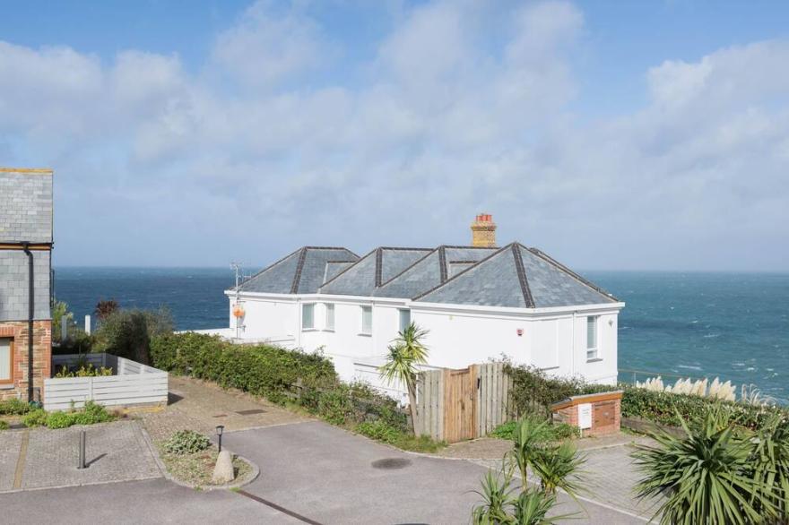 Sea Gem with views of Port Gaverne and the sea