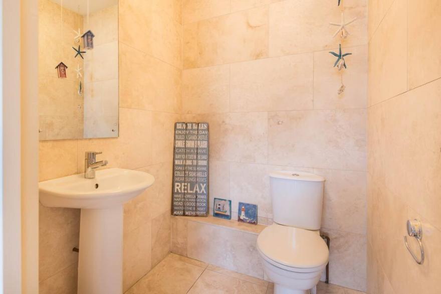 Sea Gem with views of Port Gaverne and the sea