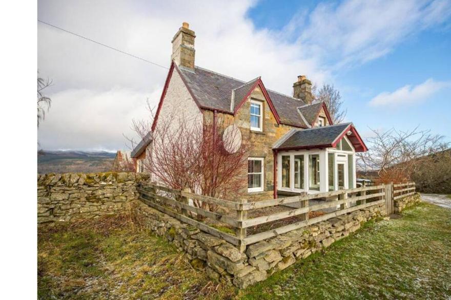 Rural retreat with 3 double bedrooms. Access via 1 mile of bumpy farm track.