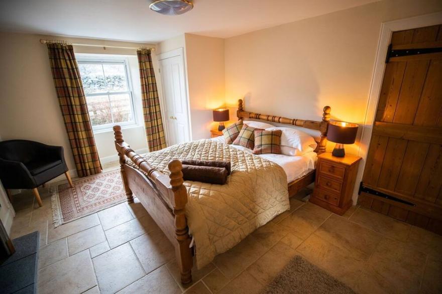 Rural retreat with 3 double bedrooms. Access via 1 mile of bumpy farm track.