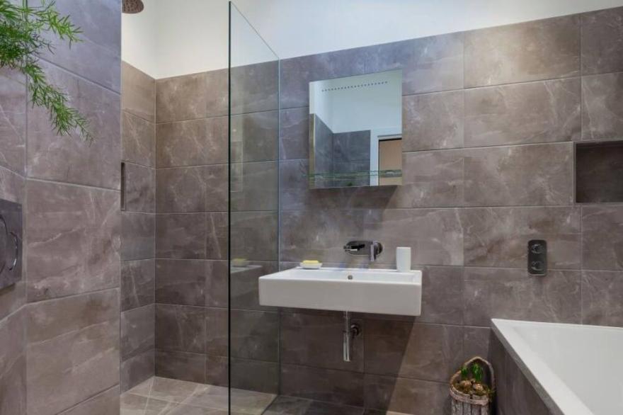 Beautiful private villa for 4 people with TV, patio and parking
