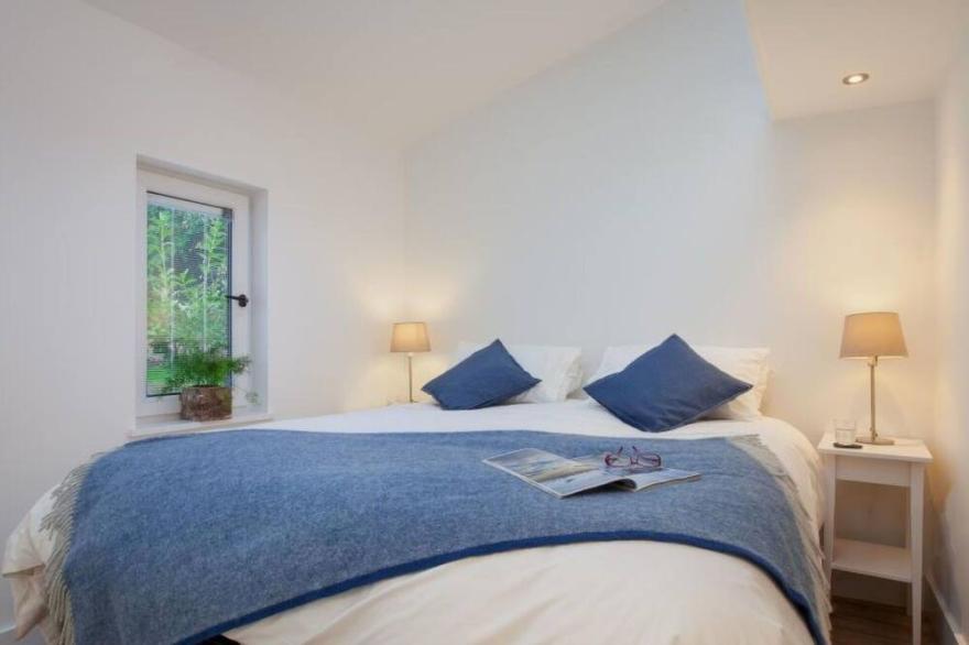 Beautiful private villa for 4 people with TV, patio and parking
