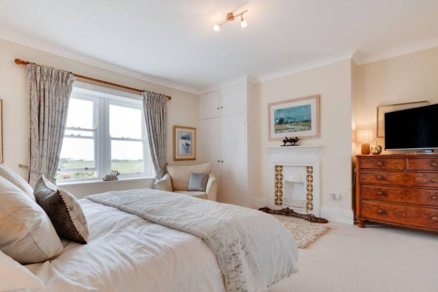 Stunning private villa for 8 people with WIFI, TV, patio, pets allowed and parking