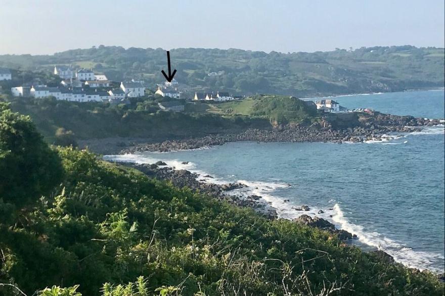 In the centre by the sea. Superb sea views, spacious, and airy. Private parking.