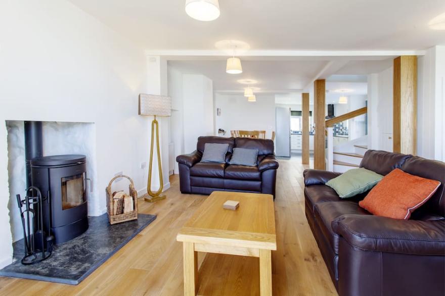 In the centre by the sea. Superb sea views, spacious, and airy. Private parking.