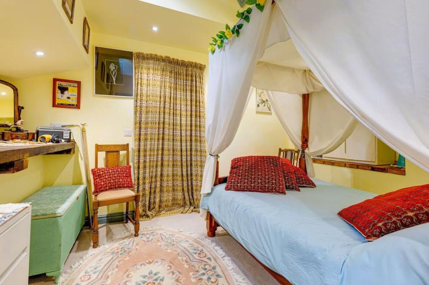 Family Country Cottage with a private Valley View