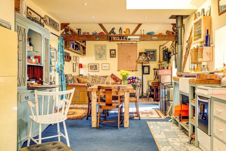 Family Country Cottage with a private Valley View